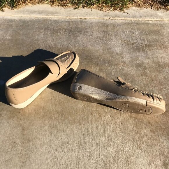 Women's Flat Cream Colored Comfort Loafers - Size 9 - Picture 6 of 7